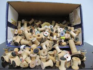 lot 156 image: LARGE Lot of Primitive Vintage & Antique Wooden Thread Spools