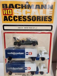 lot 203 image: 3 Sets of Vintage BACHMANN HO Scale North American Van Lines Semi Trucks