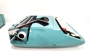 lot 202 image: Very Cool Vintage 1960s era TurquoiseBlue Smith Corona Portable Typewriter