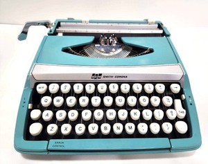 lot 201 image: Very Cool Vintage 1960s era TurquoiseBlue Smith Corona Portable Typewriter