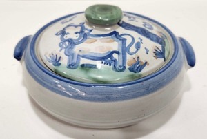 lot 247 image: Large Signed Vintage 1960s MA HADLEY Stoneware Lidded Casserole - Farm Life