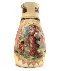 lot 254 image: Vintage Victorian Pompa-Dour Porcelain Tapestry Vase