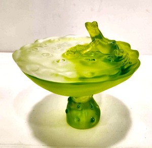 lot 255 image: Fantastic Signed Liuligongfang Art Glass Crystal Sculpture - Frog on Toadstool Pond 