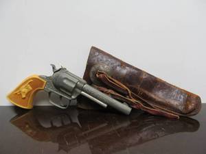 lot 284 image: Very Nice Vintage Gabriel Old West Cap Pistol wHolster & Caps