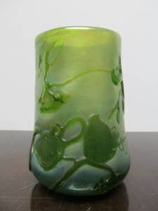 lot 287 image: Excellent Signed Vintage 1979 Hand Blown Art Glass Iridescent Green Vase