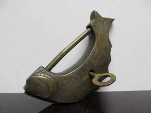 lot 289 image: Wonderful Antique Chinese Brass Fish-Form Lock & Key