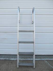lot 297 image: 5 Aluminum Boat Style Ladder
