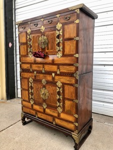 lot 6 image: Gorgeous Vintage Korean Locking Chest on Chest