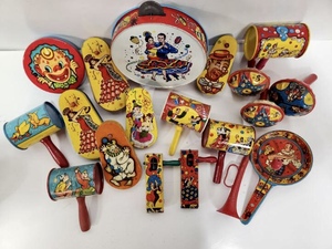 lot 333 image: Large Lot of Old Vintage Tin Litho Noisemakers