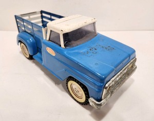 lot 335 image: Very Nice Vintage Circa 1960 TONKA Metal FarmStake Truck