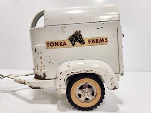 lot 336 image: Vintage 1950s TONKA Farms Metal Horse Trailer