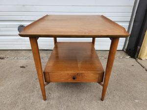 lot 381 image: Excellent Quality Mid Century MORGANTON Side Table wDrawer