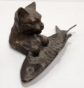 lot 363 image: Very Cute Vintage Bronze PenTrinket Fish Tray wCat