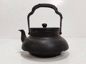 lot 372 image: Early Antique Oriental Cast Iron Teapot