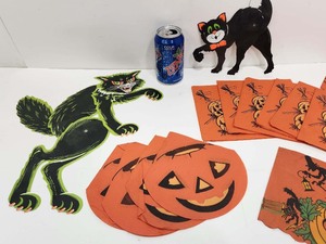 lot 393 image: Great Lot of Old Halloween Decorations