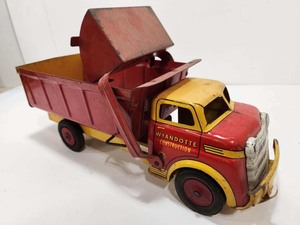 lot 397 image: Very Nice Large 1950s Wyandotte Construction Dump Truck wScoop