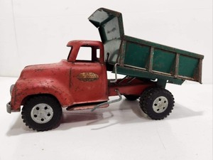 lot 398 image: Vintage 1950s TONKA Pressed Steel Dump Truck
