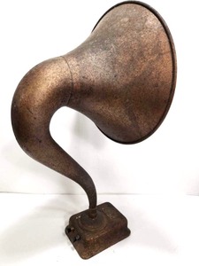 lot 399 image: Fabulous 1920s Magnavox Radio Horn Speaker wLion Logo