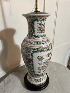 lot 6 image: Vintage Asian Floral Vase Lamp