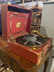 lot 22 image: Vintage Silvertone Portable Wind Up Phonograph