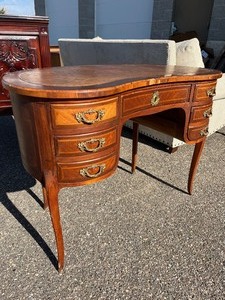 lot 29 image: Antique French Kidney Bean Desk