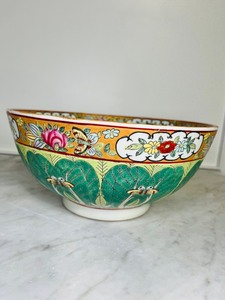 lot 38 image: Antique Chinese Moth Patterned Export Porcelain Familie Bowl