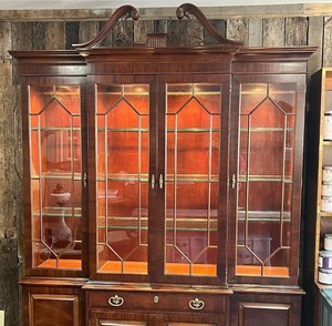 lot 53 image: Henredon Chippendale Breakfront Mahogany Hutch