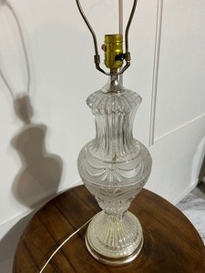 lot 70 image: Vintage Crystal Cut Lamp
