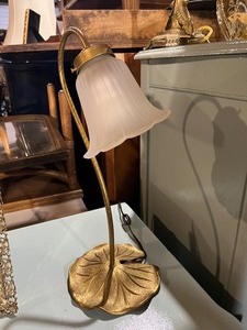 lot 72 image: Vintage Lily Pad Flower Lamp
