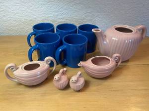 lot 7 image: 5 Blue Waechtersbach Mugs and Pink Tea Set