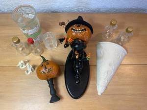 lot 19 image: Small Decorative Items Snowbabies, Mini Bottles & More