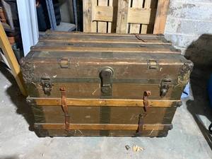 lot 1 image: Antique Rolling Brown Trunk with Inserts