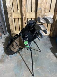lot 2 image: Standing Golf Bag with Strategy Clubs
