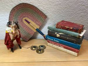 lot 10 image: Assorted Vintage Decorations