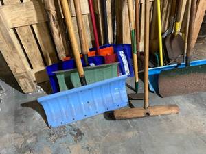 lot 42 image: Garden Tools & More Lot 1