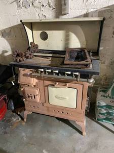 lot 45 image: Antique Pink Universal StoveOven