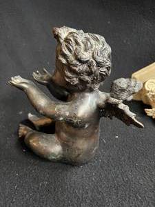 lot 83 image: Cherub Decor