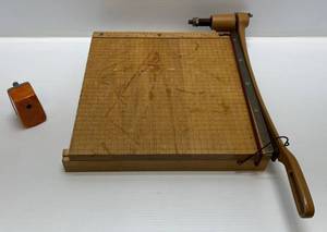 lot 21 image: Vintage Ingento 1142 Guillotine Cutter 16 12 x 16 12  & Vintage Boston Bulldog Pencil Sharpener
