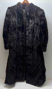 lot 8 image: Vintage Mink Coat