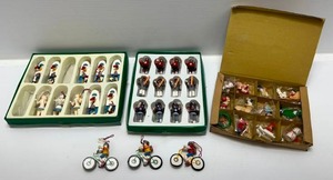 lot 10 image: Large Group Of Midwest Importers Wooden Ornaments