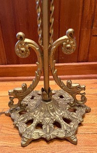 lot 75 image: Distinctive Vintage Brass Based Floor Lamp