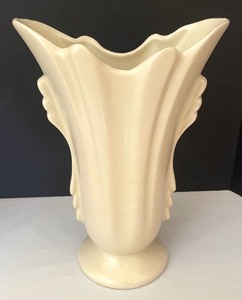 lot 88 image: Pair of Elegant Vintage Vases by Shawnee Pottery