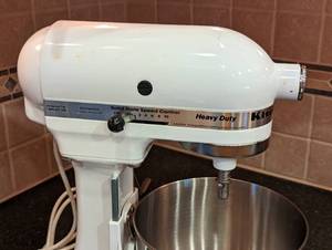 lot 22 image: White Kitchen Aid Mixer