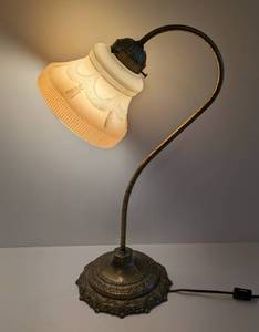 lot 35 image: Vintage Brass Table Lamp