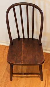 lot 102 image: Pair of Vintage Wood Childrens Chairs