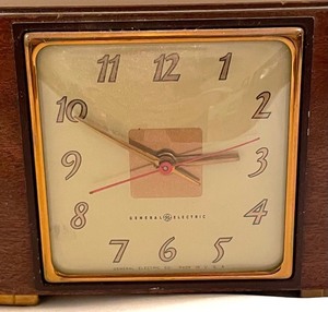 lot 91 image: Vintage General Electric Clock