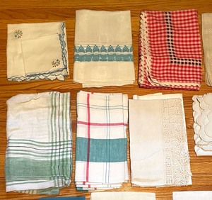 lot 114 image: Pretty Vintage Linens