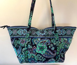 lot 118 image: Vera Bradley Tote, Handbag and Organizer