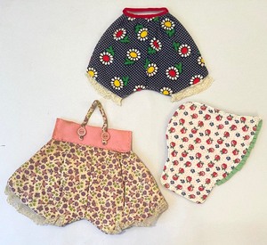 lot 129 image: Vintage Oven Mitts and Hankies