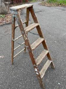 lot 152 image: 5 Foot Milrite Wooden Step Ladder